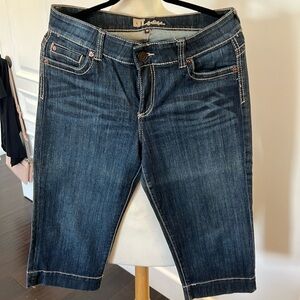 CROP JEAN. KUT FROM THE KLOTH. Mid length below knee jean.